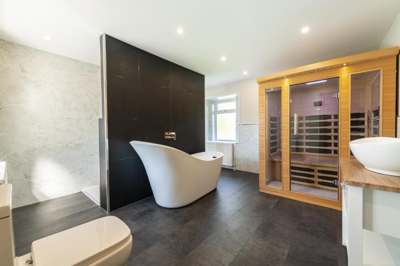 Nether Newton - Sleeps 12, Hottub, Sauna, Private Garden Newmilns Zewnętrze zdjęcie